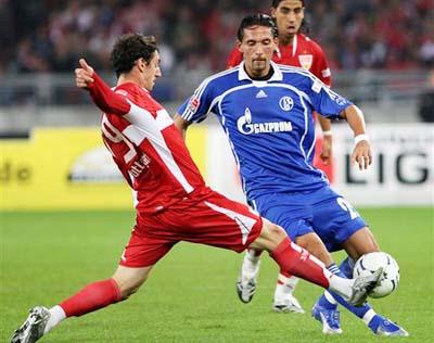 亚足联官方发布国足海报：未入选23人名单的谢鹏飞与张琳芃出镜